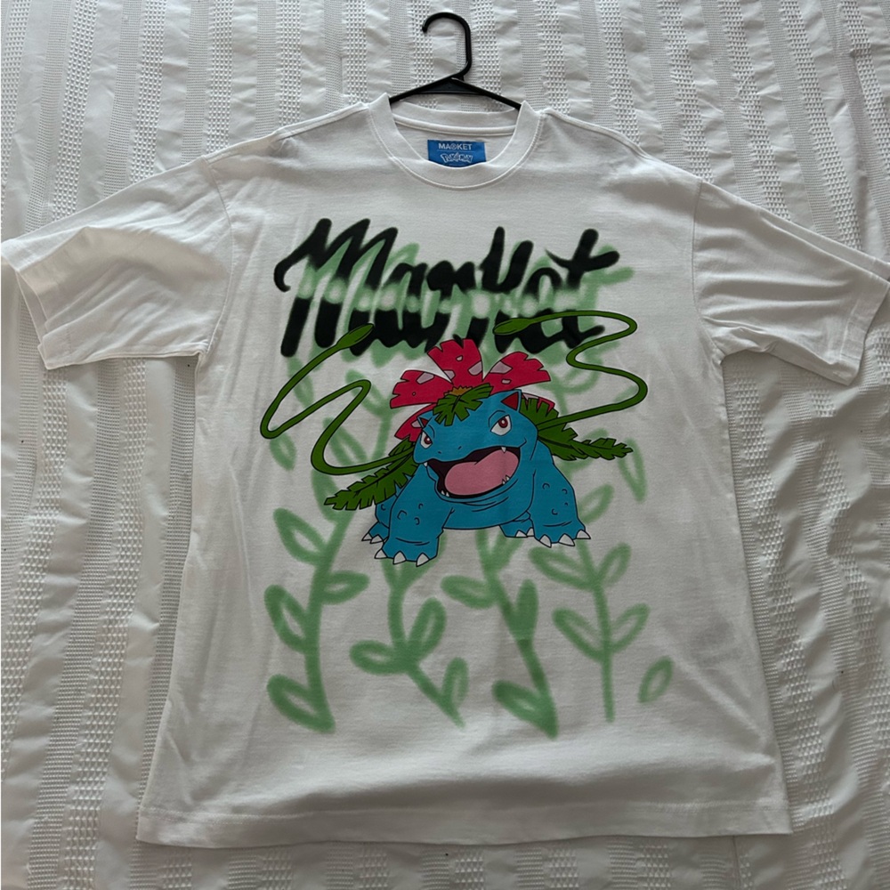 Market Pokémon Venusaur Tee L